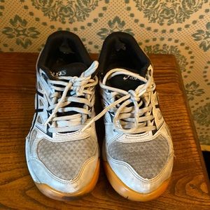 ☀️ASICS cross trainers size 2.5 youth